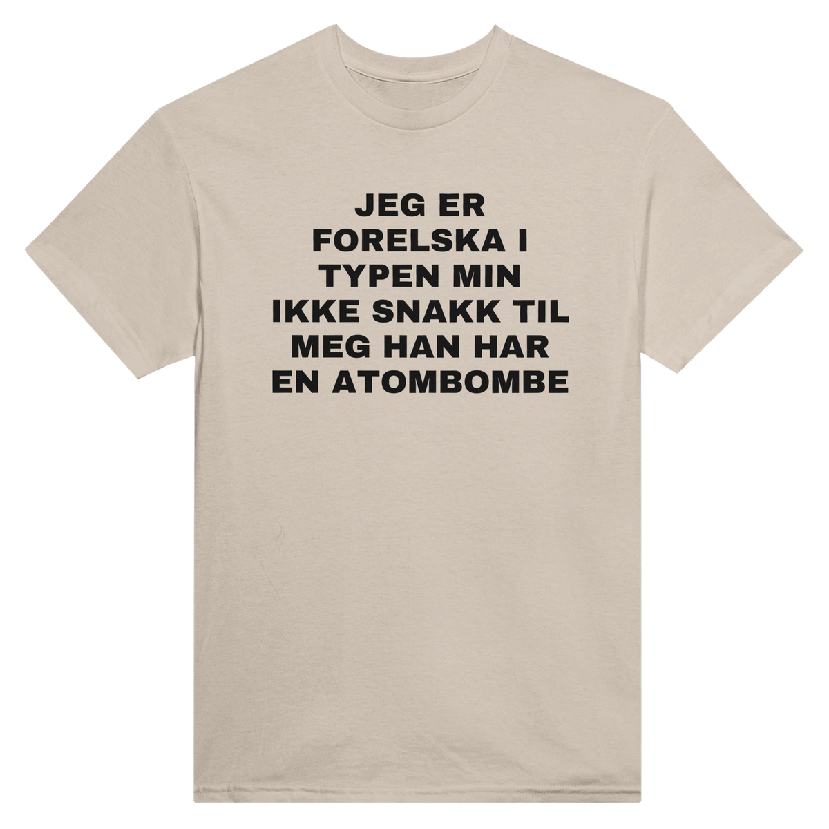 Jeg er forelska i typen min ikke snakk til meg han har en atombombe – morsom t-skjorte med norsk humor fra Køddeklær