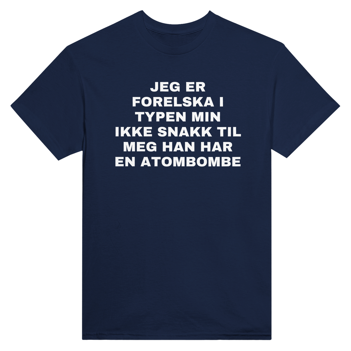 Jeg er forelska i typen min ikke snakk til meg han har en atombombe – morsom t-skjorte med norsk humor fra Køddeklær