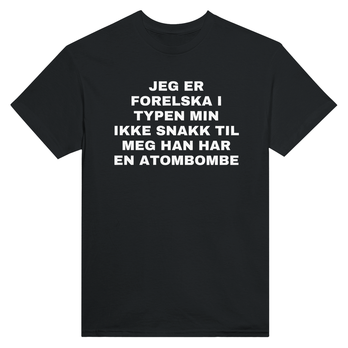 Jeg er forelska i typen min ikke snakk til meg han har en atombombe – morsom t-skjorte med norsk humor fra Køddeklær