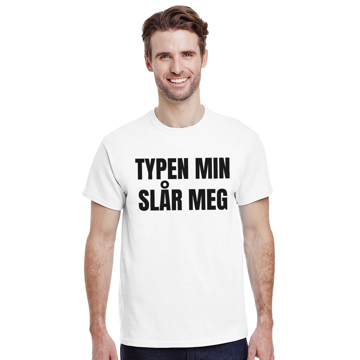 Typen min slår meg – morsom t-skjorte med norsk humor fra Køddeklær