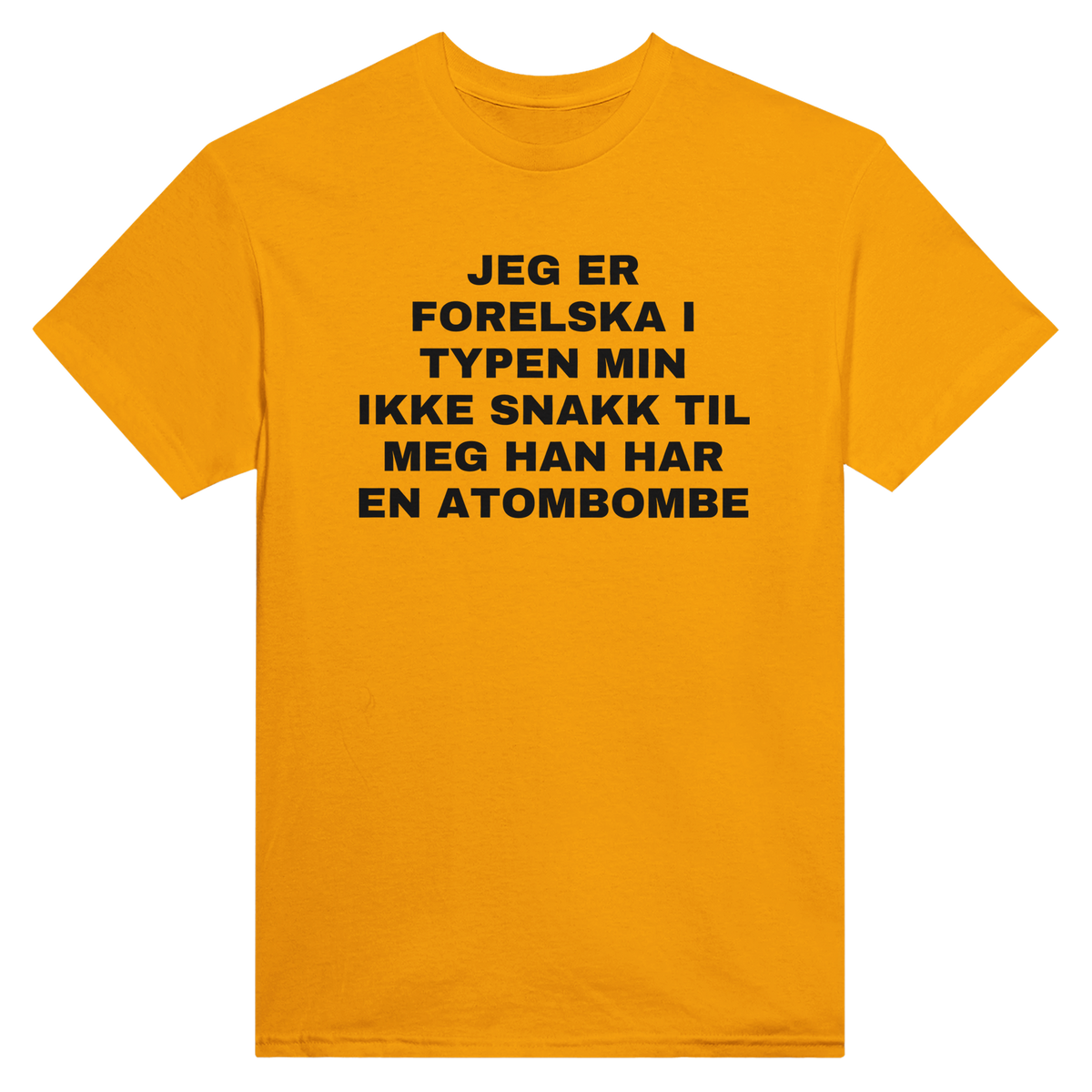 Jeg er forelska i typen min ikke snakk til meg han har en atombombe – morsom t-skjorte med norsk humor fra Køddeklær