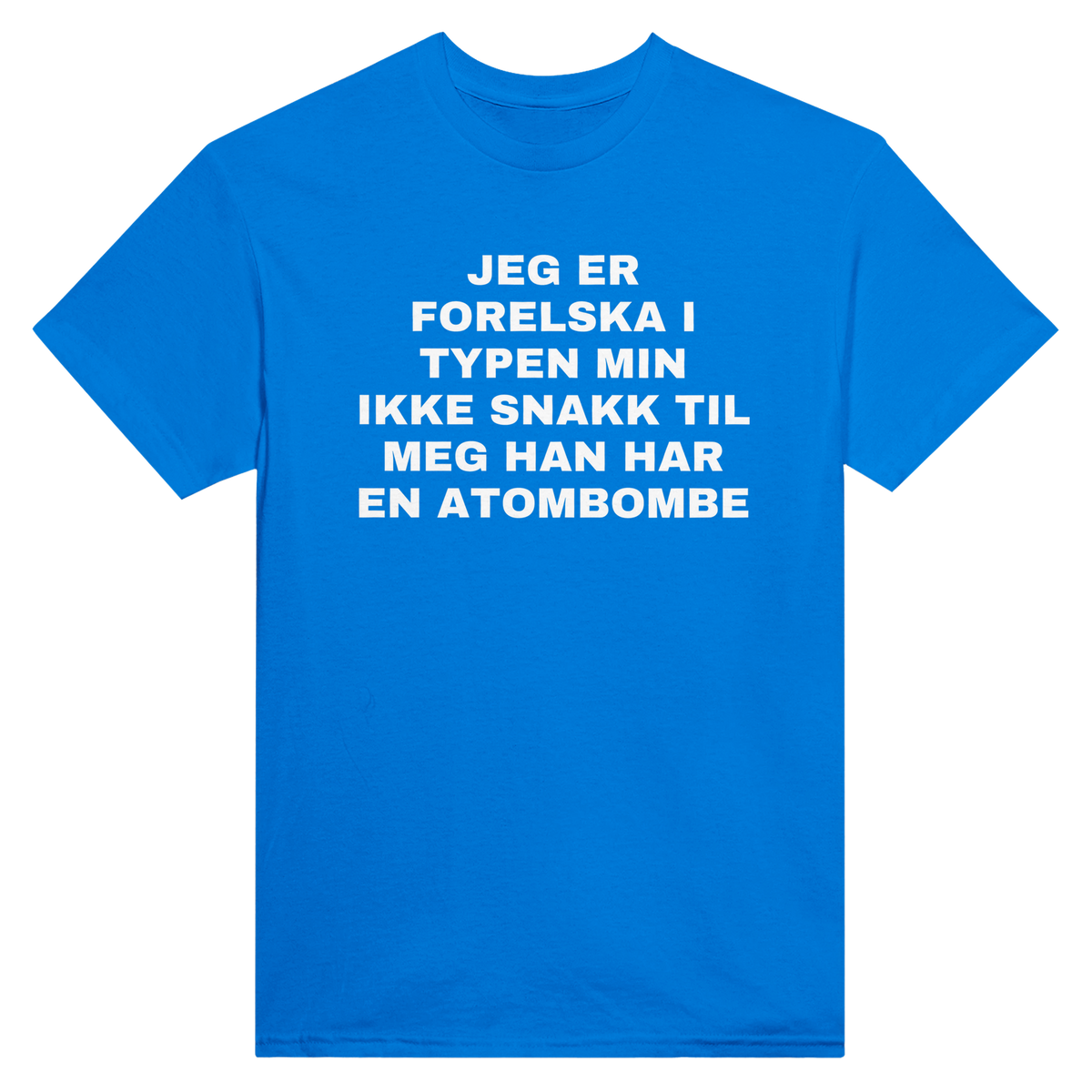 Jeg er forelska i typen min ikke snakk til meg han har en atombombe – morsom t-skjorte med norsk humor fra Køddeklær